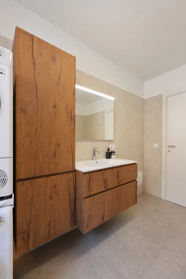 Lavabo con mobile in legno nel bagno di Alkecè Collection