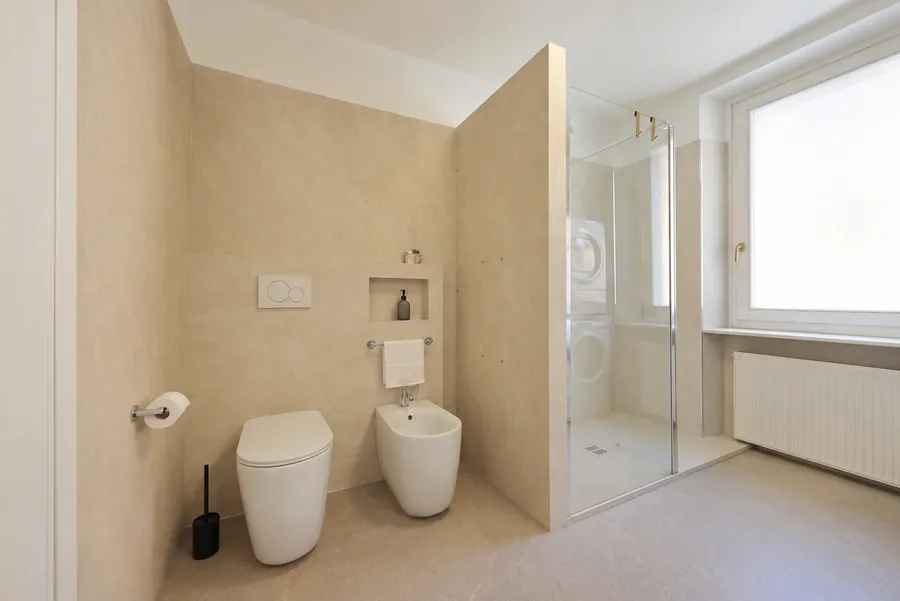 Ampio bagno di Alkecè Collection con sanitari e ingresso alla maxi doccia