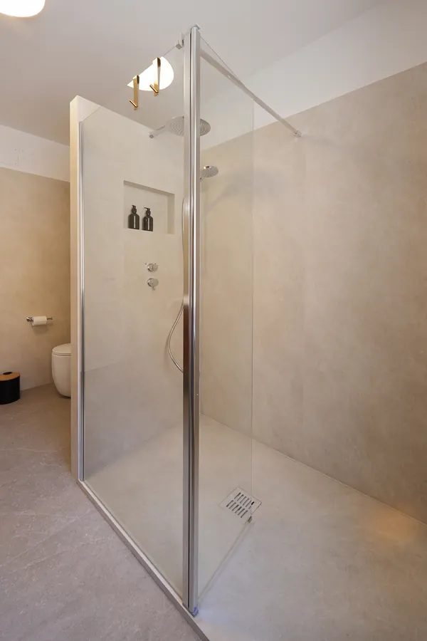 Maxi doccia walk-in nel bagno di Alkecè Collection