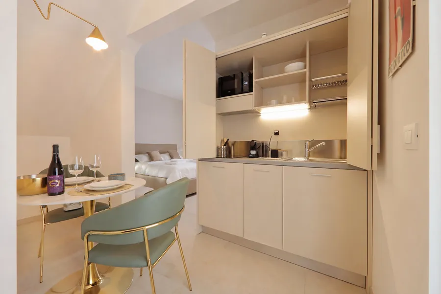 Cucina a scomparsa attrezzata aperta nello studio Alkecè Gold