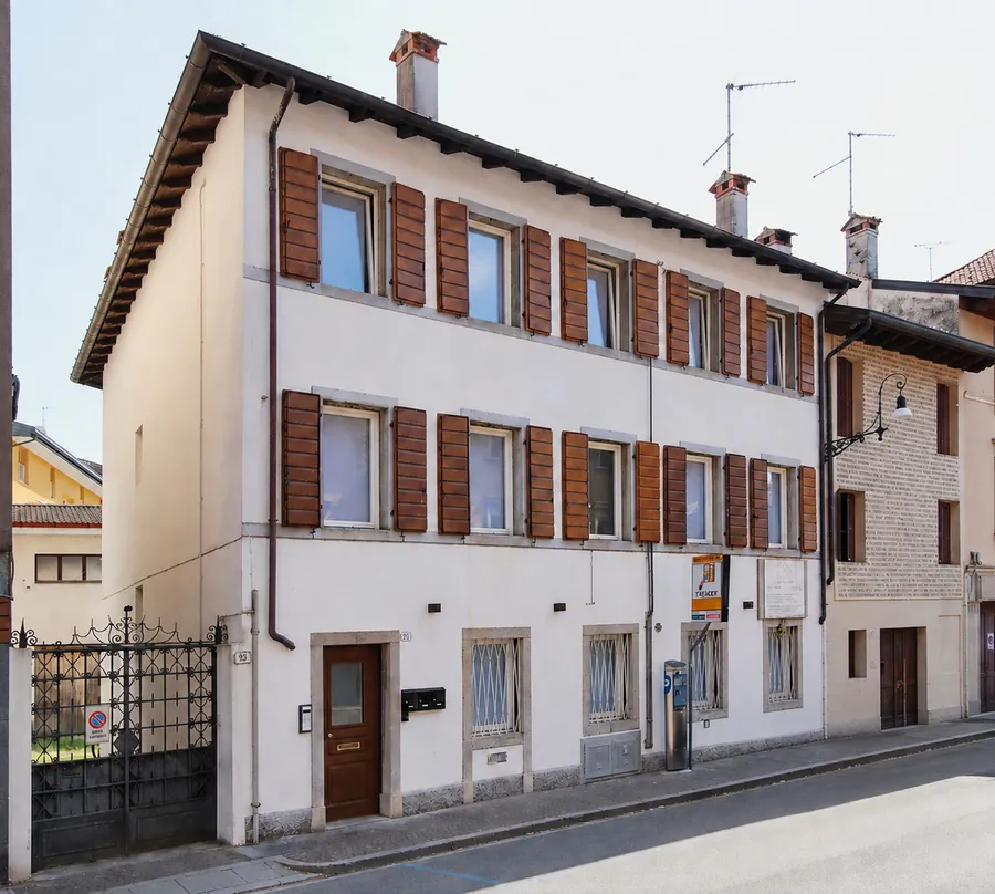 Facciata di Via Pracchiuso 91 con la targa commemorativa di Tina Modotti