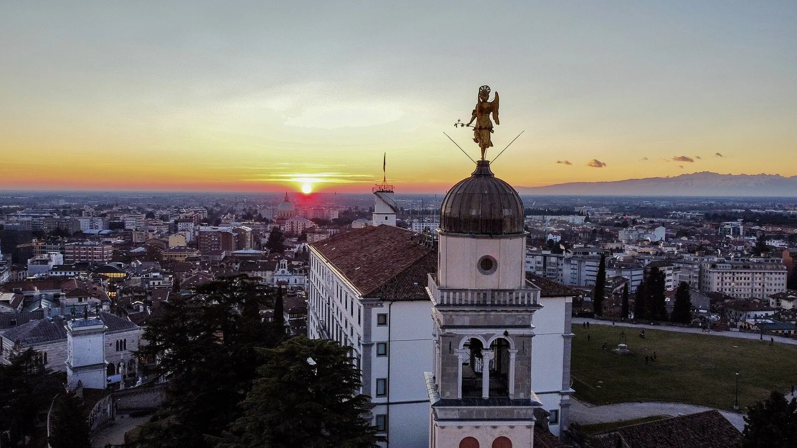 Il Castello di Udine al tramonto con la città sullo sfondo