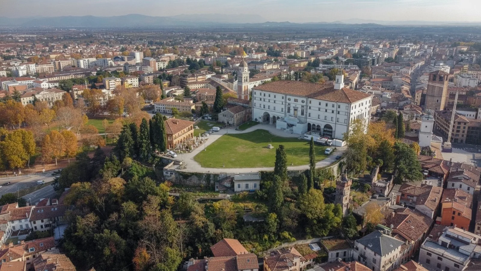 Veduta aerea di Udine con il colle del castello