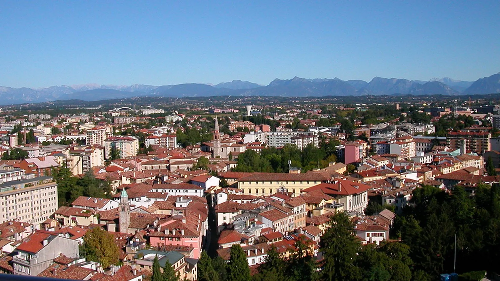 Panorama di Udine con le Alpi sullo sfondo