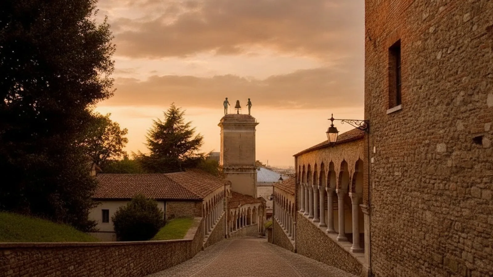 La salita all'Arco Bollani verso il Castello di Udine