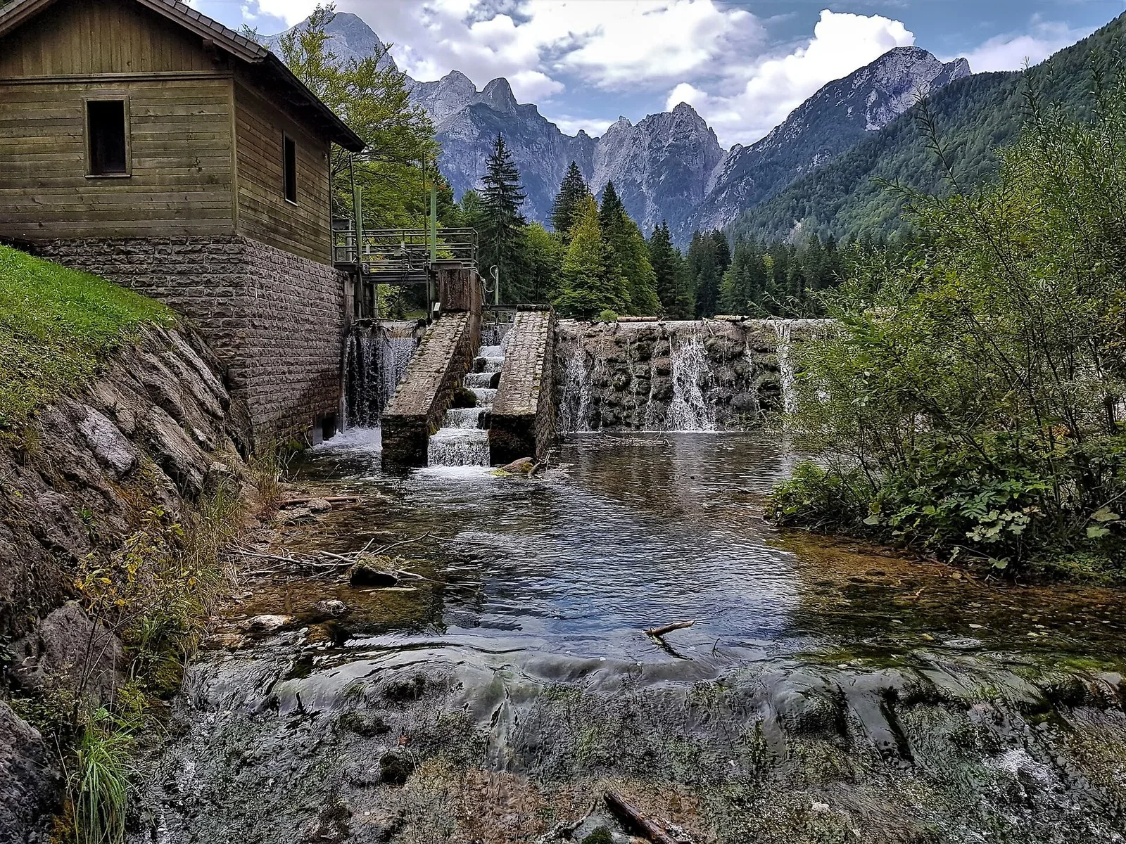 Corso d'acqua nella zona dei Laghi di Fusine, sotto le Alpi Giulie