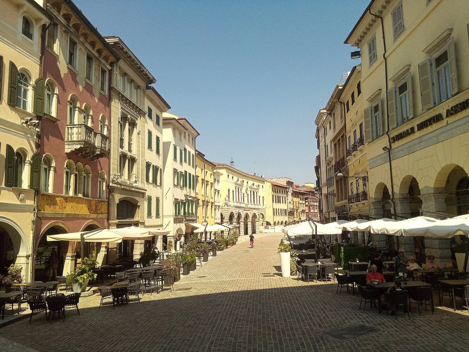 Via Mercatovecchio a Udine, la via commerciale del centro