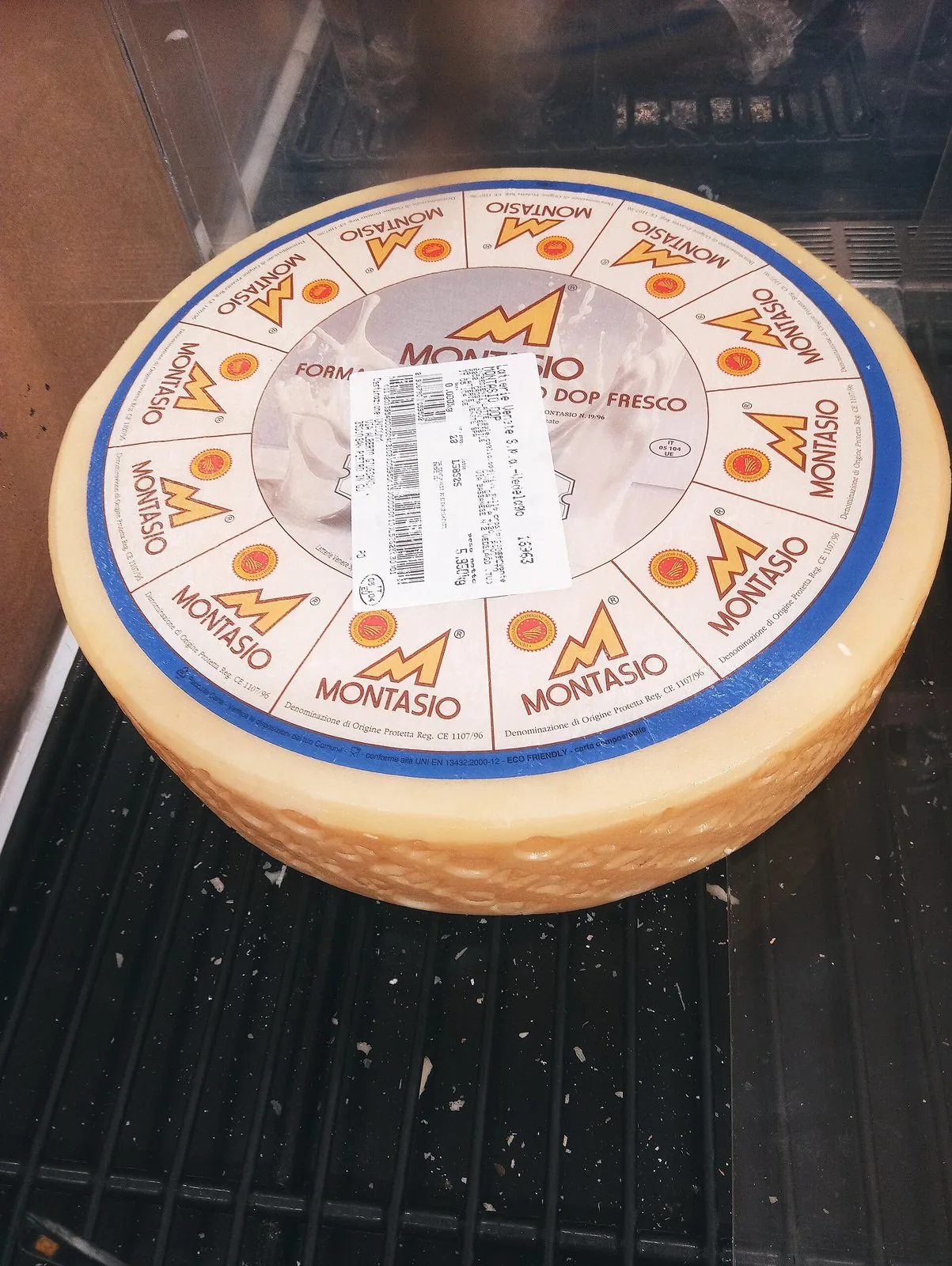 Una forma di formaggio Montasio