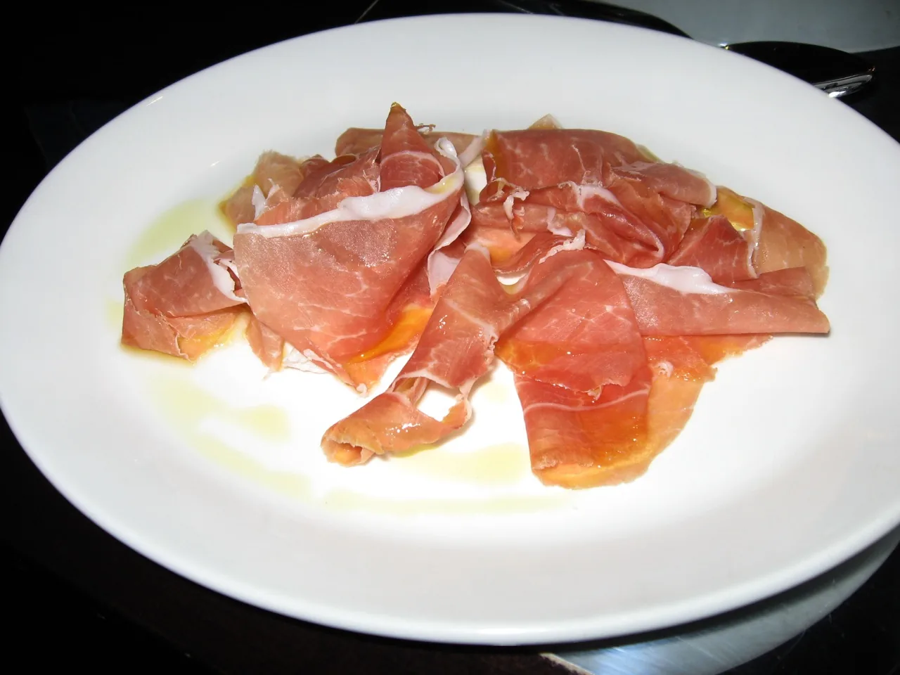 Un piatto di prosciutto di San Daniele affettato