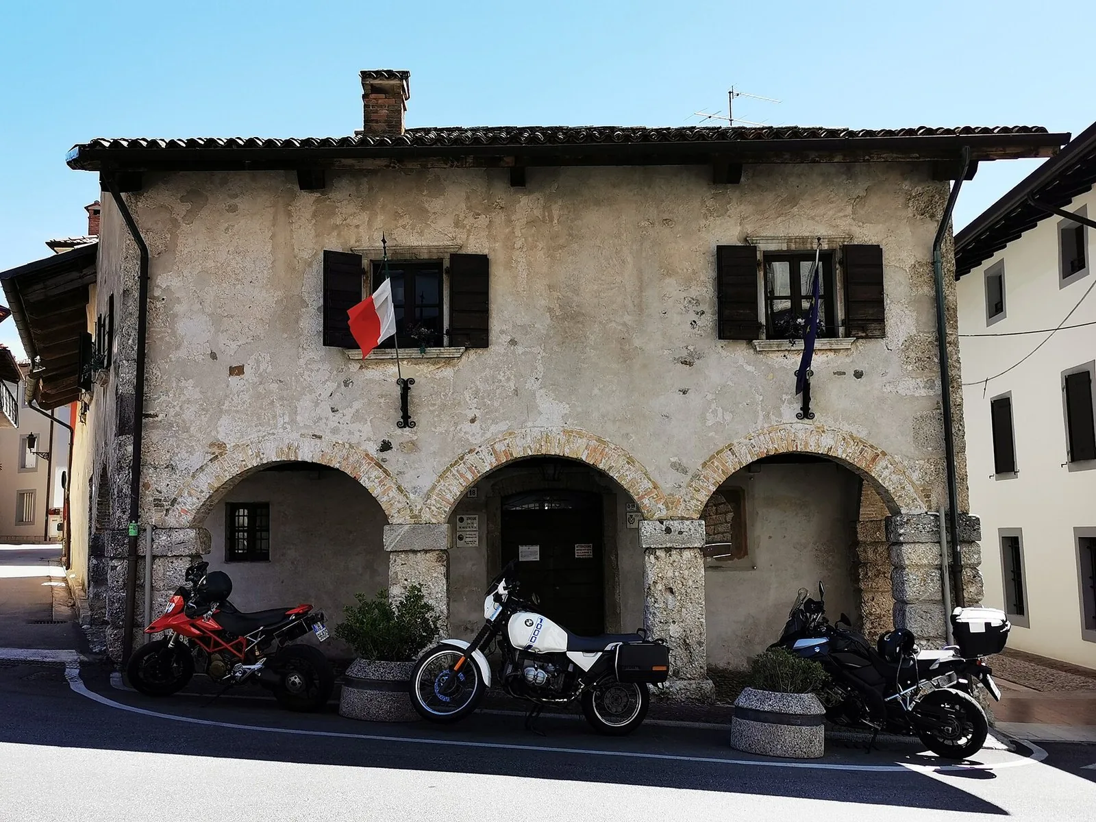 Una casa con portico nel centro di San Daniele del Friuli