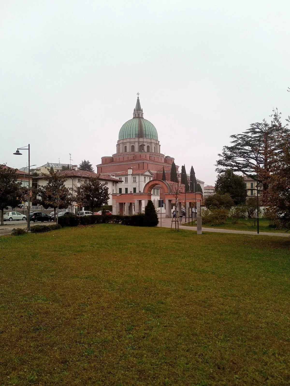Il Tempio Ossario di Udine visto dal parco Moretti